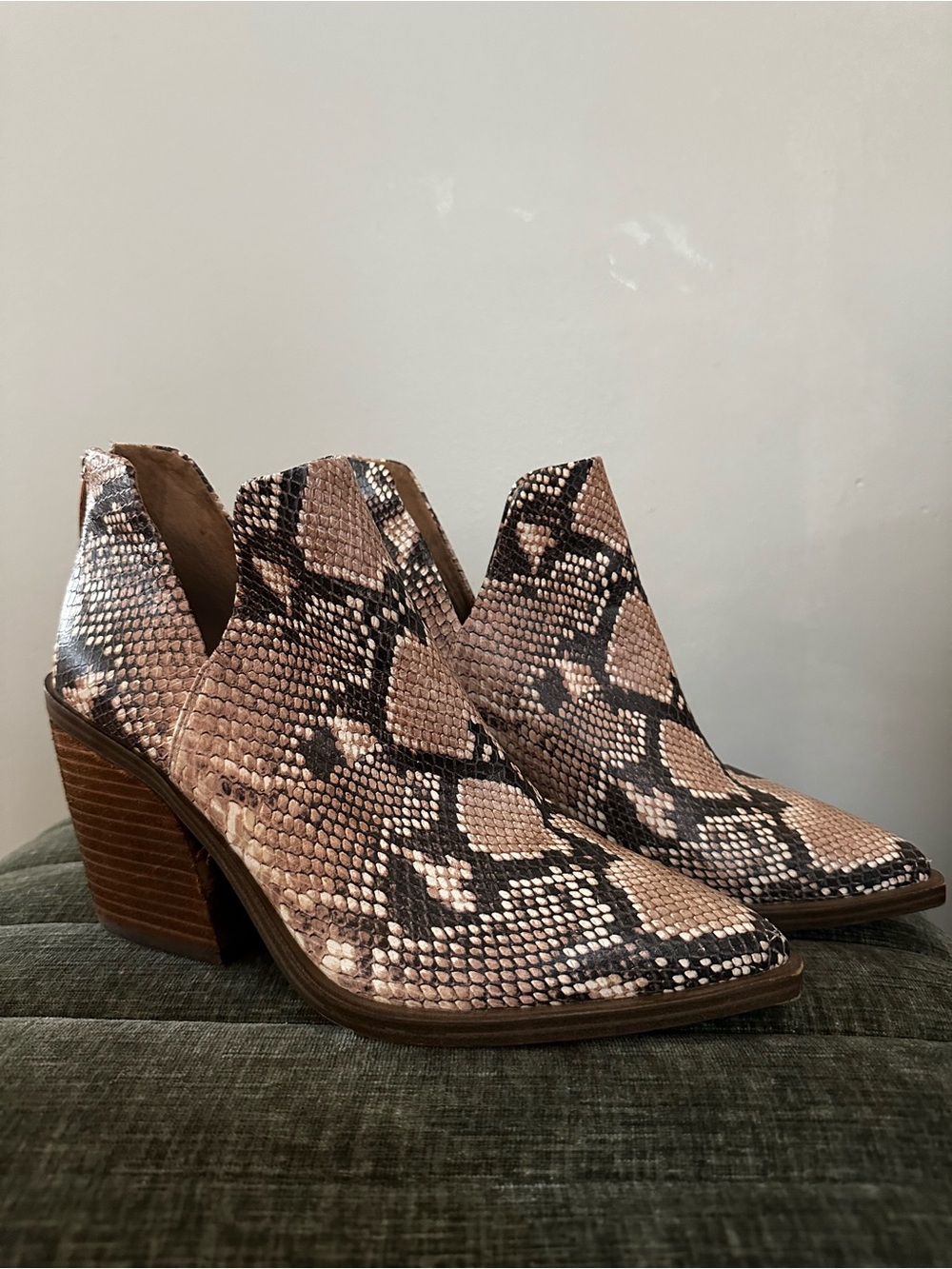 Vince Camuto Gigietta Snake Print Leather Booties Size 9